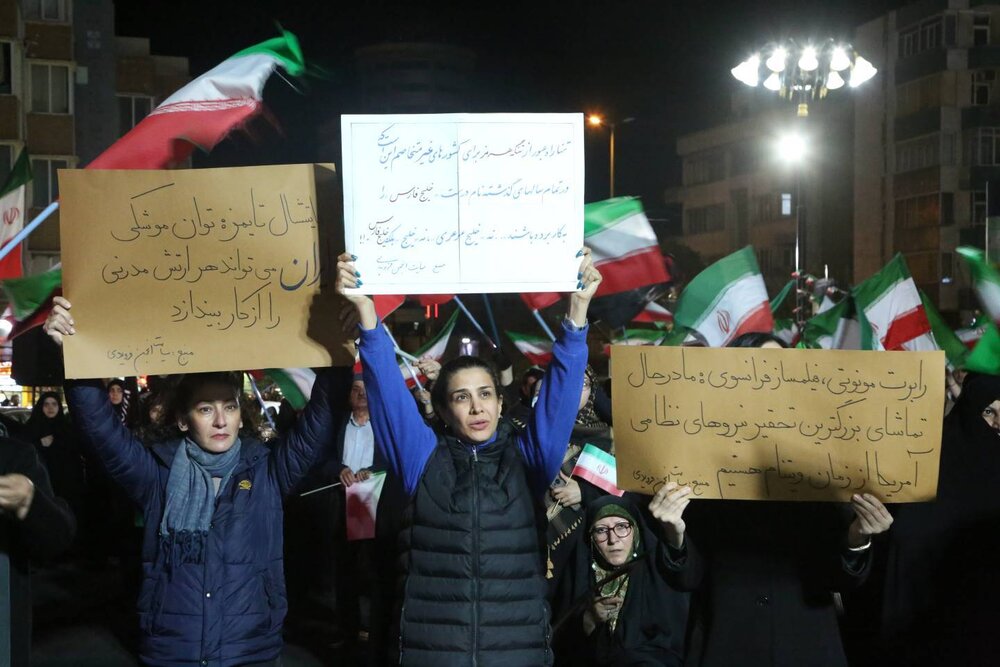 تجمع حماسی شب سیوهفتم در میدان جمهوری اسلامی؛ فریاد اتحاد و حمایت مردم