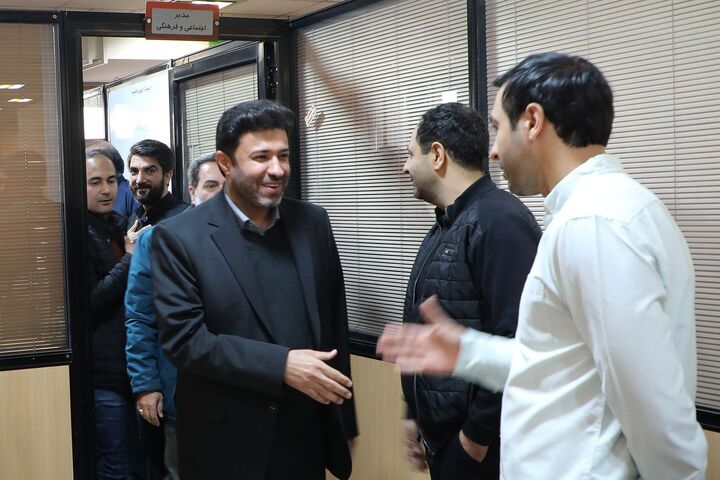 نظارت میدانی معاون شهرسازی و معماری بر فرآیند پاسخگویی به شهروندان در دفاتر خدمات الکترونیک شهر