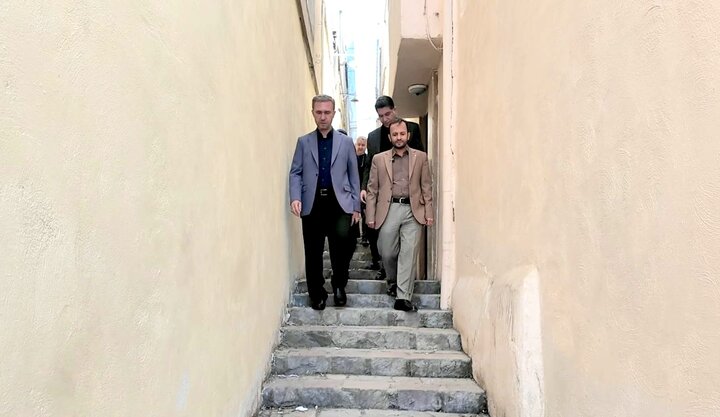 پیشرفت پروژه معابر پلکانی حصارک؛ اجرای ۲۱۰۰ مترمربع سنگ‌فرش و ۷۰۰ متر جدول‌گذاری