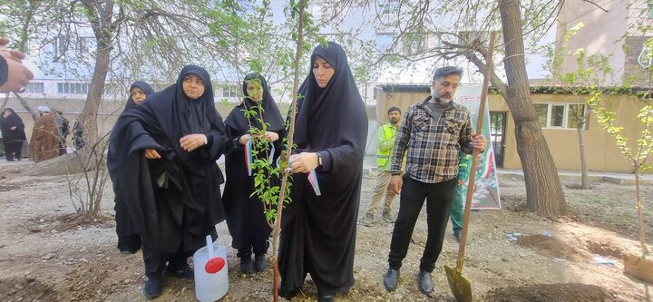 کاشت ۱۷ نهال به یاد بانوان شهیده خدمت در منطقه ۵ پایتخت/ ۱۳ بانو شهیده منطقه ۵ در حین خدمت‌رسانی به مردم ملکوتی شدند