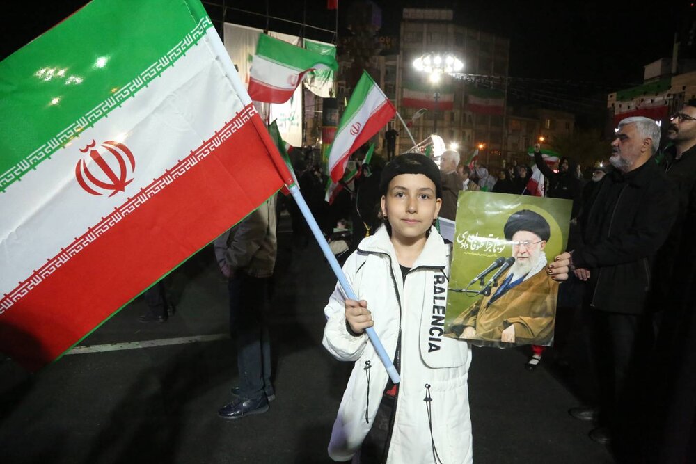 تجمع حماسی شب سیونهم در میدان جمهوری اسلامی با سخنرانی حاج حسین یکتا؛ همصدایی مردم در آستانه اربعین رهبر شهید