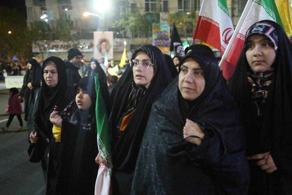 تجمع حماسی شب سیونهم در میدان جمهوری اسلامی با سخنرانی حاج حسین یکتا؛ همصدایی مردم در آستانه اربعین رهبر شهید