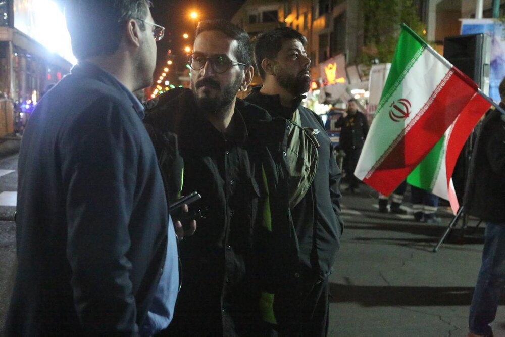 تجمع حماسی شب سی‌ونهم در میدان جمهوری اسلامی با سخنرانی حاج حسین یکتا؛ همصدایی مردم در آستانه اربعین رهبر شهید