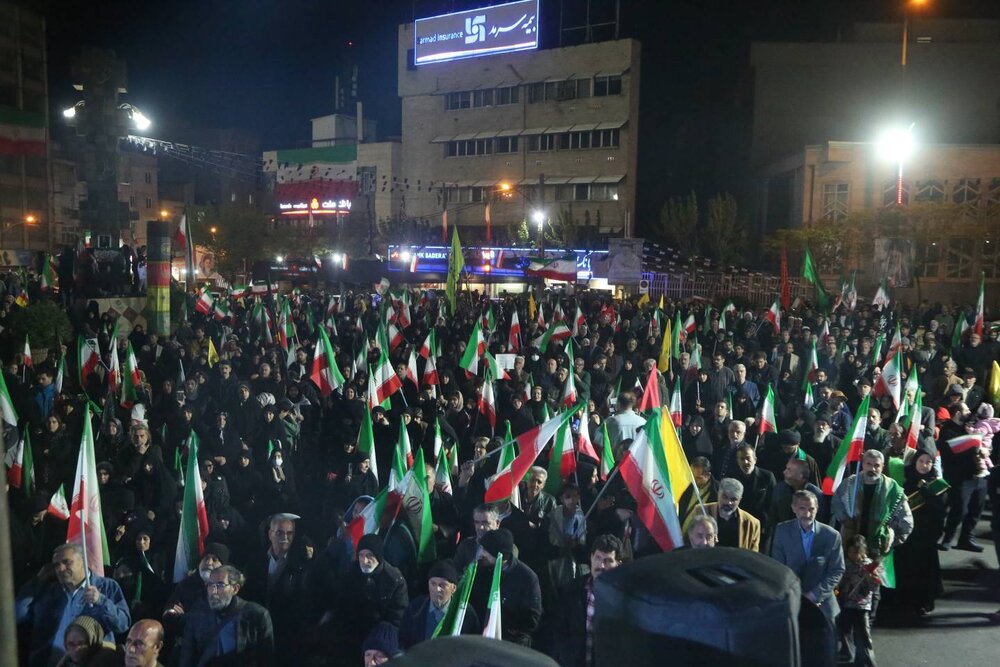 تجمع حماسی شب سی‌ونهم در میدان جمهوری اسلامی با سخنرانی حاج حسین یکتا؛ همصدایی مردم در آستانه اربعین رهبر شهید