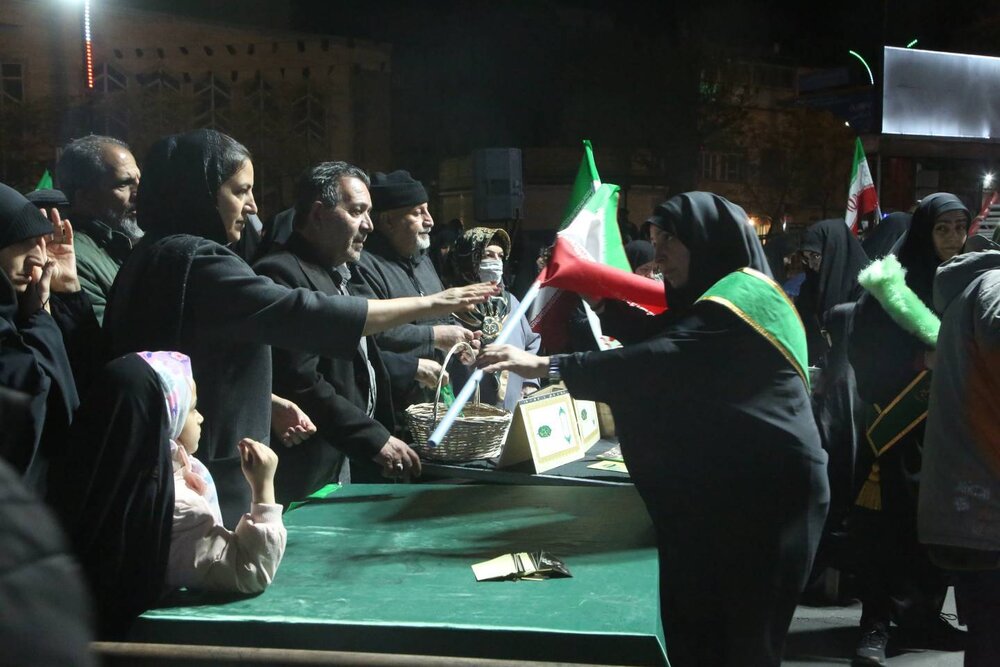 تجمع حماسی شب سیونهم در میدان جمهوری اسلامی با سخنرانی حاج حسین یکتا؛ همصدایی مردم در آستانه اربعین رهبر شهید