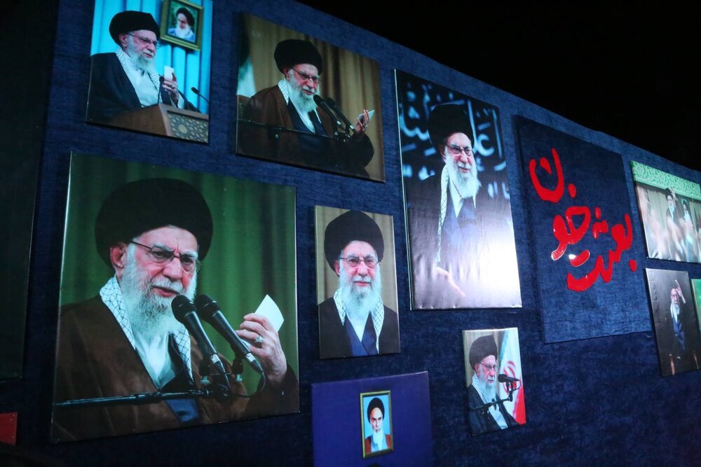 تجمع حماسی شب سیونهم در میدان جمهوری اسلامی با سخنرانی حاج حسین یکتا؛ همصدایی مردم در آستانه اربعین رهبر شهید
