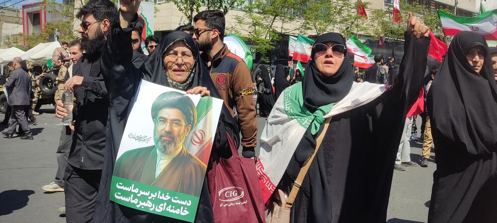 حماسه حضور در راهپیمایی اربعین رهبر شهید؛ جلوهای از شکوه و اقتدار ایران