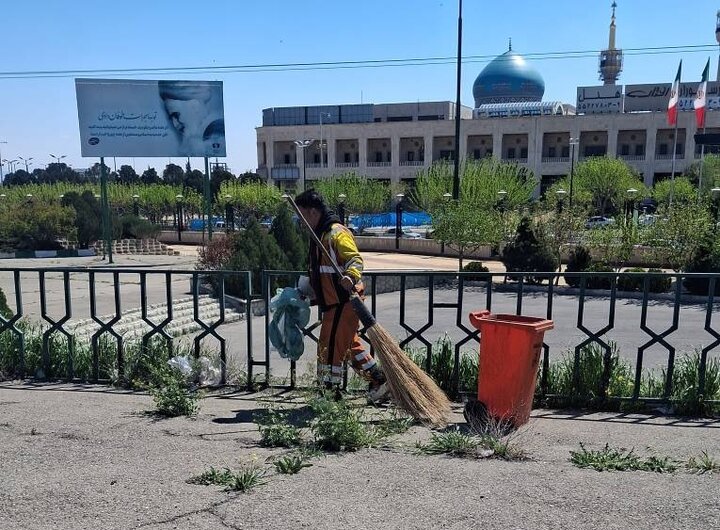پاکسازی و ساماندهی محیطی محدوده حرم مطهر امام خمینی (ره) توسط عوامل خدمات شهری منطقه ۲۲