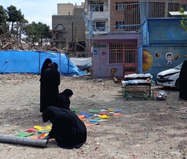 حضور هنرمندان و دانشجویان در مدرسه آسیب‌دیده یاس‌نبی و اجرای برنامه هنری با هدف تقویت امید و تاب‌آوری اجتماعی