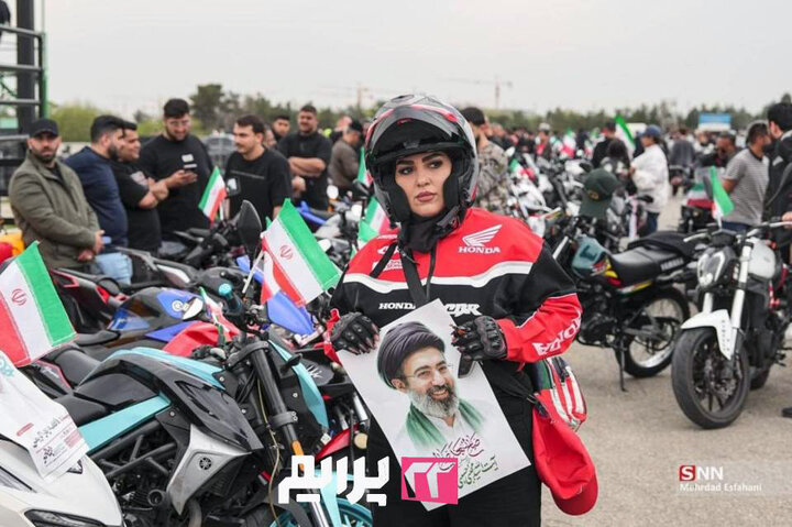 ادای احترام بانوان موتورسوار به شهدای جنگ تحمیلی رمضان در ورزشگاه آزادی