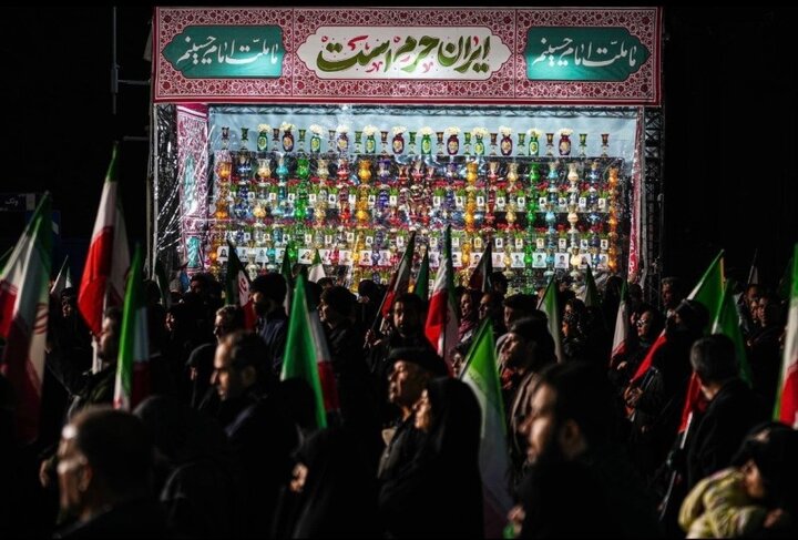 اجرای دکور مفهومی «لاله خانه‌ ایران» در میدان ونک