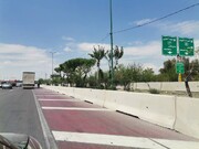 اجرای عملیات نصب نیوجرسی در مسیر تندروی بزرگراه آزادگان در منطقه ۱۹