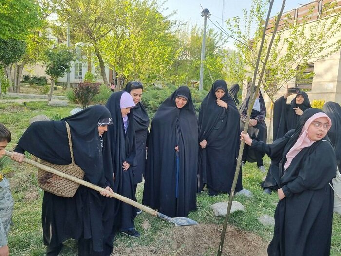 رویش نهال‌های ایستادگی در بوستان مادر منطقه ۲