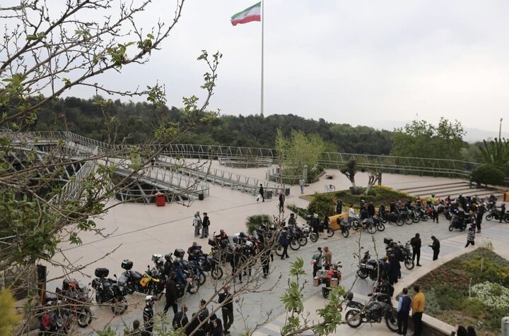 رالی موتورسواران زن و مرد از پل طبیعت در حمایت از «پویش جان فدا برای ایران»