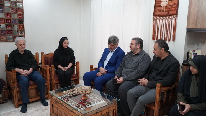 تجلیل شهردار منطقه ۲۱ از خانواده شهید کادر درمان در جنگ رمضان