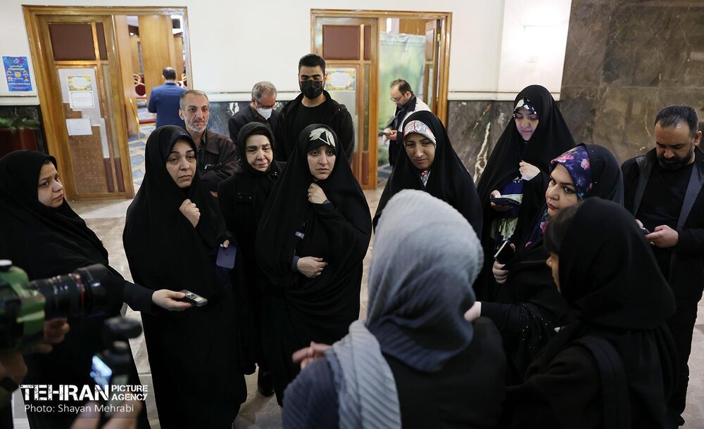 بازدید معاون امور زنان ریاست جمهوری از محل اسکان شهروندان آسیب‌دیده در جنگ رمضان