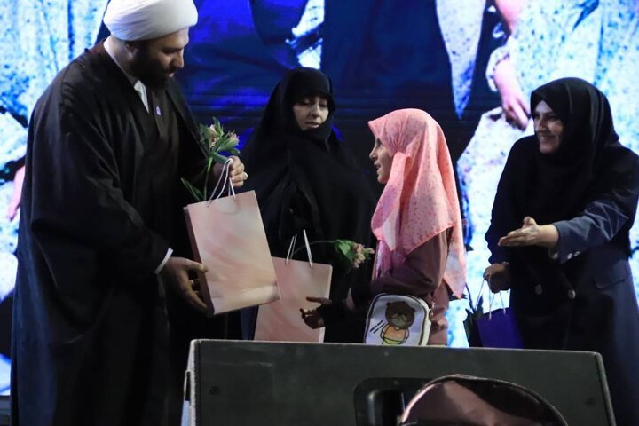 تجلیل از دختران فعال محلات در اجتماع میدان شهدای هفتم تیر تهران