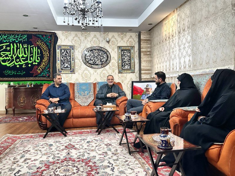 حضور شهردار تهران در منزل شهید سرافراز امیر سرلشکر خلبان عزیز نصیرزاده