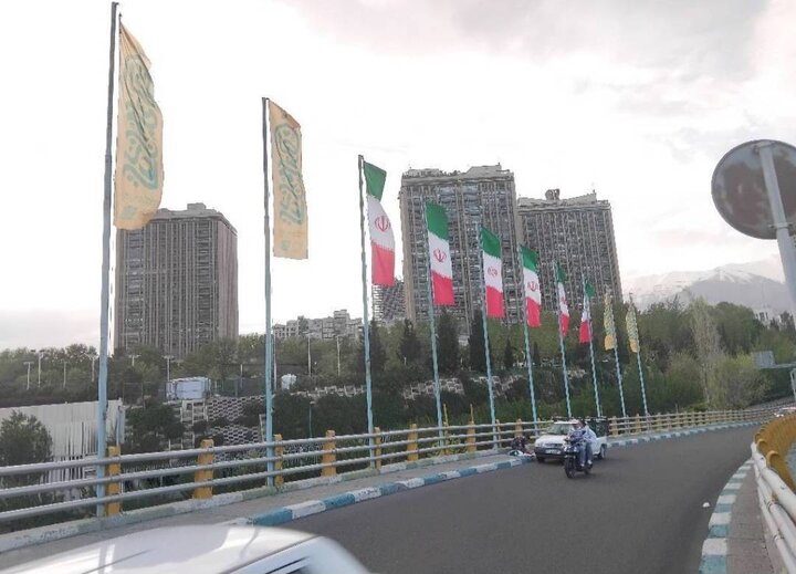 آذین‌بندی و برافراشتن پرچم‌های امام رضا (ع) درسطح معابر و اماکن عمومی منطقه ۶