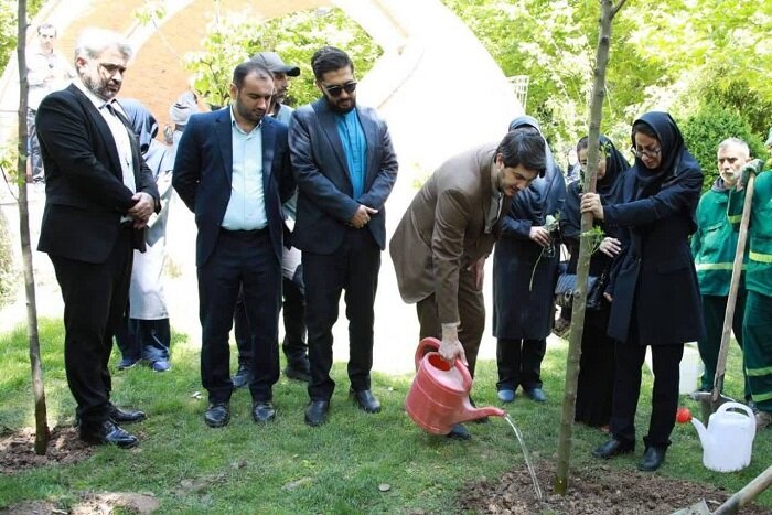 هر درخت، یک نفس؛ کاشت ۱۰ نهال به نام شهدای جنگ سوم تحمیلی در منطقه ۷ تهران