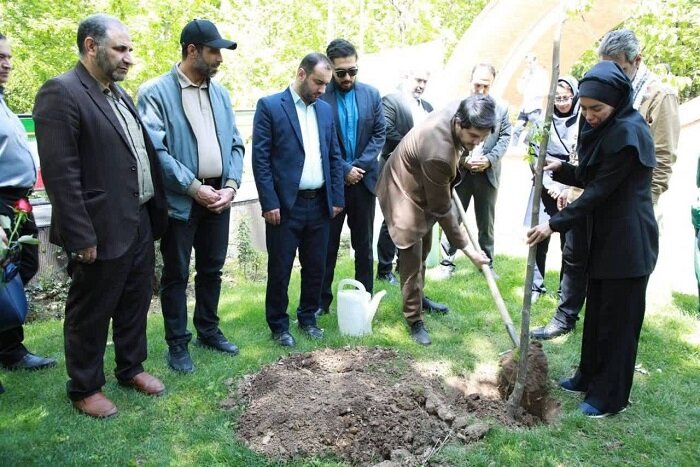 هر درخت، یک نفس؛ کاشت ۱۰ نهال به نام شهدای جنگ سوم تحمیلی در منطقه ۷ تهران