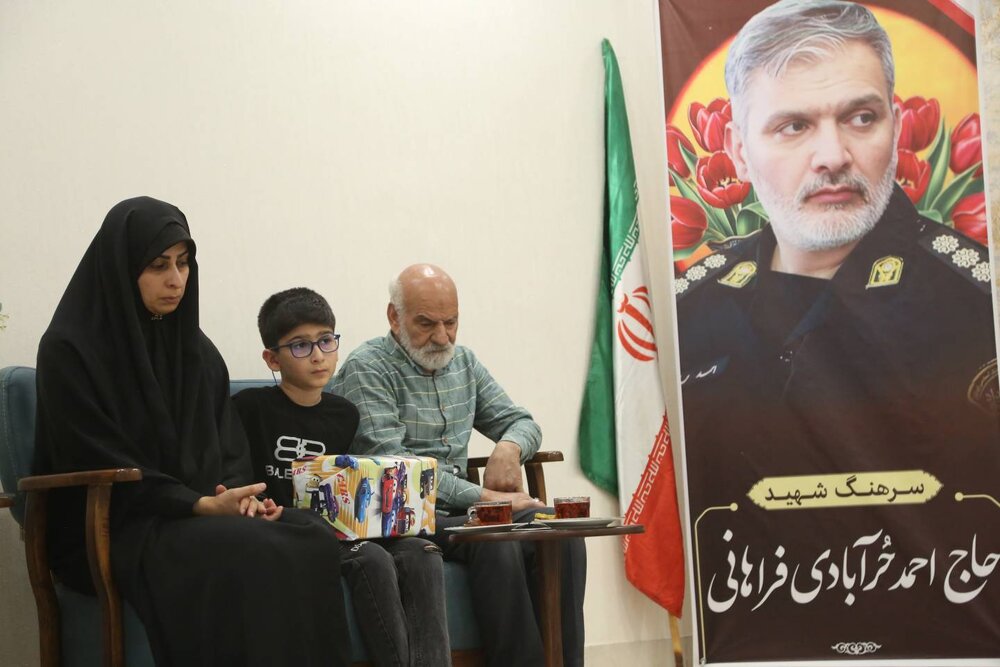 دیدار شهردار منطقه ۱۰ با خانوادههای معظم شهدای «جنگ رمضان»