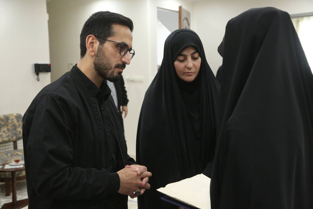 دیدار شهردار منطقه ۱۰ با خانواده‌های معظم شهدای «جنگ رمضان»