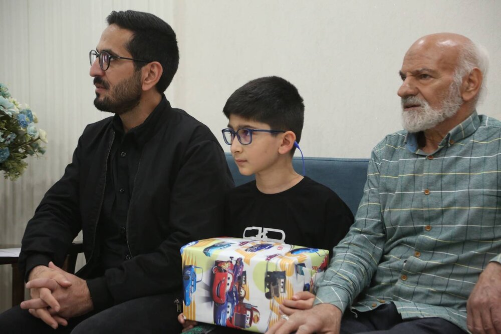 دیدار شهردار منطقه ۱۰ با خانواده‌های معظم شهدای «جنگ رمضان»