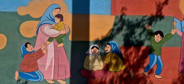  بازطراحی چهره محلات منطقه ۸ با نقاشی‌های دیواری مادر و کودک 
