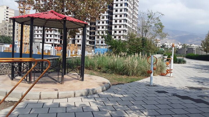 توسعه زیرساخت‌های رفاهی، تجهیز و نوسازی مبلمان‌های شهری در بوستان‌های محلی منطقه ۲۲