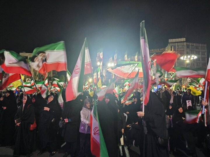 حضور پرشور شهروندان در سه نقطه محوری منطقه ۱۰؛ «دفاع بی‌دریغ از خاک ایران» در میدان‌های شهر