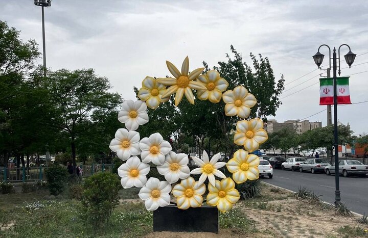 نصب المان حجمی گل در مقابل ایستگاه مترو زمزم منطقه ۱۷