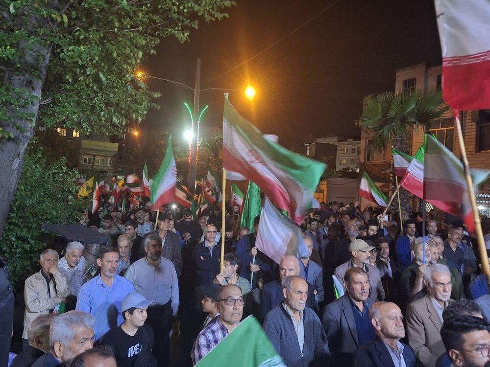 حضور پرشور شهروندان در سه نقطه محوری منطقه ۱۰؛ «دفاع بیدریغ از خاک ایران» در میدانهای شهر