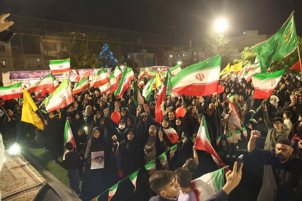 حضور پرشور شهروندان در سه نقطه محوری منطقه ۱۰؛ «دفاع بیدریغ از خاک ایران» در میدانهای شهر