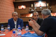 دیدار شهردار منطقه یک با خانواده‌های آسیب‌دیده جنگ تحمیلی سوم در هتل استقلال