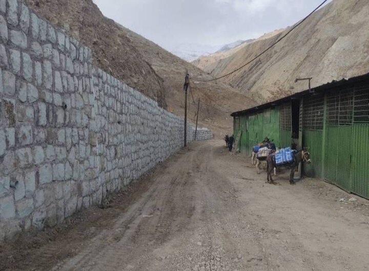 دیواره خطرساز انتهای خیابان فروردین در درکه ایمن‌سازی شد