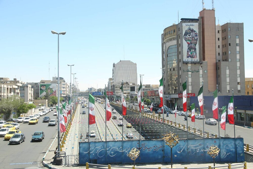اکران دیوارنگاره «خیابان با ما» بر ساختمان ستادی شهرداری منطقه ۱۰