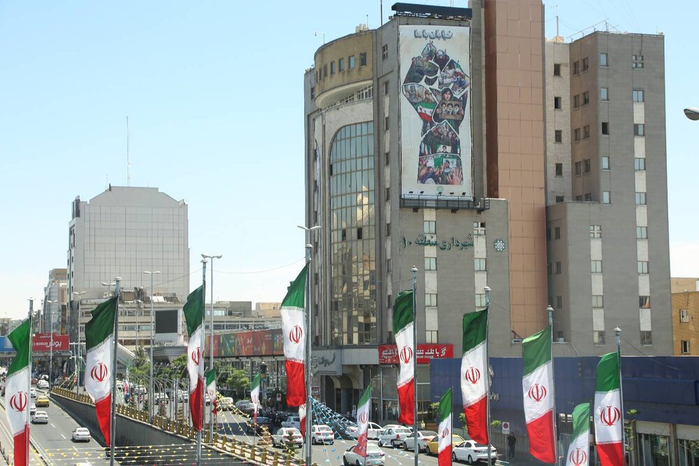 اکران دیوارنگاره «خیابان با ما» بر ساختمان ستادی شهرداری منطقه ۱۰