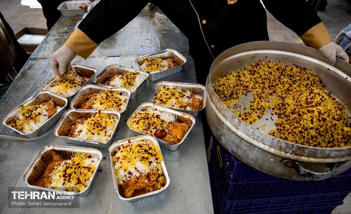 طبخ غذای نذری عتبه علوی برای آسیب دیدگان جنگ رمضان