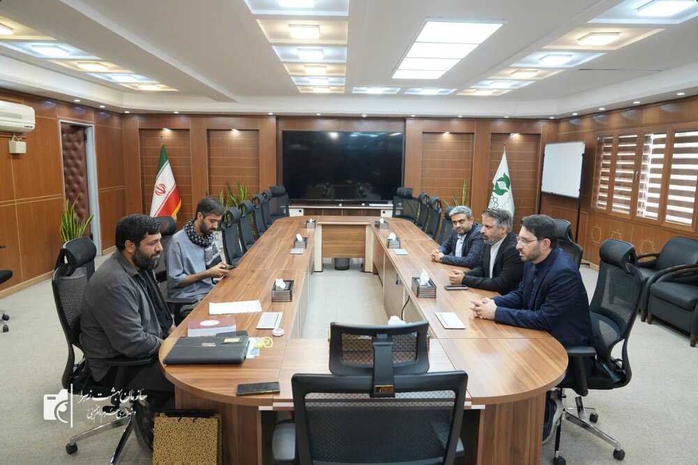 ادای احترام رئیس مرکز ارتباطات و امور بینالملل شهرداری تهران به مقام شامخ شهدا/ تقدیر از خدمات بهشت زهرا(س) در جنگ تحمیلی سوم