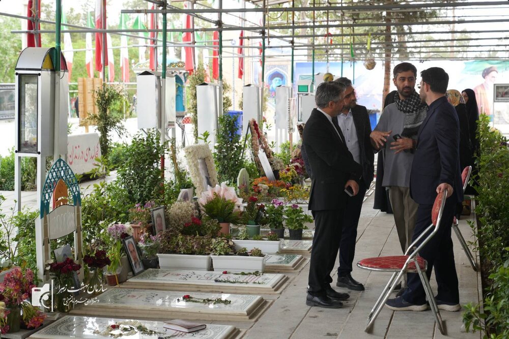 ادای احترام رئیس مرکز ارتباطات و امور بین‌الملل شهرداری تهران به مقام شامخ شهدا/ تقدیر از خدمات بهشت زهرا(س) در جنگ تحمیلی سوم