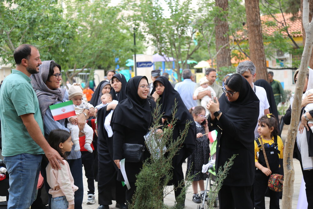 کاشت نهال به نام نوزادان با یاد شهدای دانش‌آموز مینابی