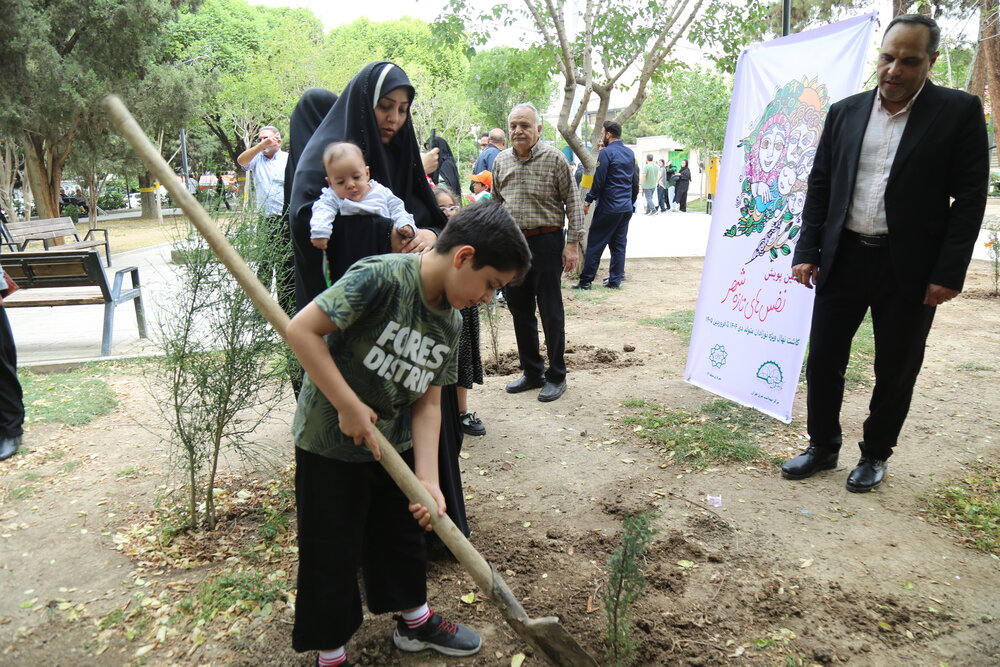 کاشت نهال به نام نوزادان با یاد شهدای دانشآموز مینابی