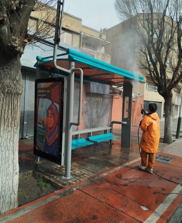 شست و شوی جداول، ایستگاه‌های اتوبوس و المان‌های شهری نواحی شش‌گانه منطقه ۶/ با هدف ارتقای بهداشت، زیباسازی منظر شهری و افزایش رضایت مردم