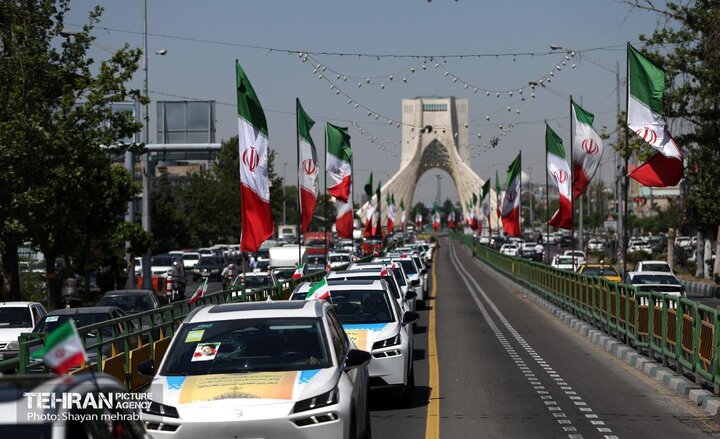 رژه خودرویی تاکسیرانان تهران برای بیعت با رهبر انقلاب