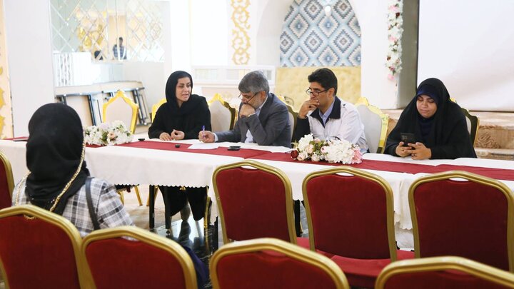 پیگیری روند اسکان و بازسازی آسیب‌دیدگان جنگ رمضان در هتل پرشین پلازا/ رفع خلل احتمالی در روند خدمات‌رسانی به آسیب‌دیدگان در ملاقات‌های مردمی