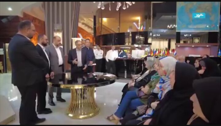حضور خادمان عتبه علویه در هتل‌های محل اسکان آسیب‌دیدگان جنگ