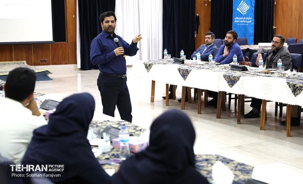 نخستین دوره «پرچمداران فناوری شهری» با حضور معاون برنامه‌ریزی شهرداری تهران