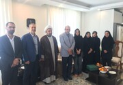 دیدار شهردار منطقه ۶ با خانواده شهیدی که پیکرش بارها بر دستان مردم تهران تشییع شد