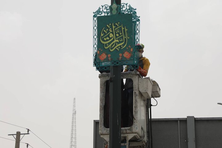 نصب ۵۰ تابلو مزین به اسماء‌الحسنی در بلوار شقایق منطقه ۱۹